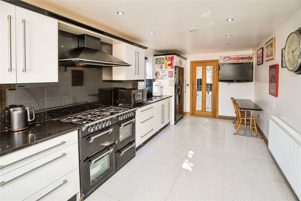 Property photo 3 of 33 Kitchen