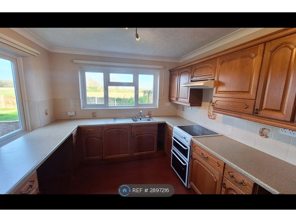 Property photo 3 of 10 Kitchen