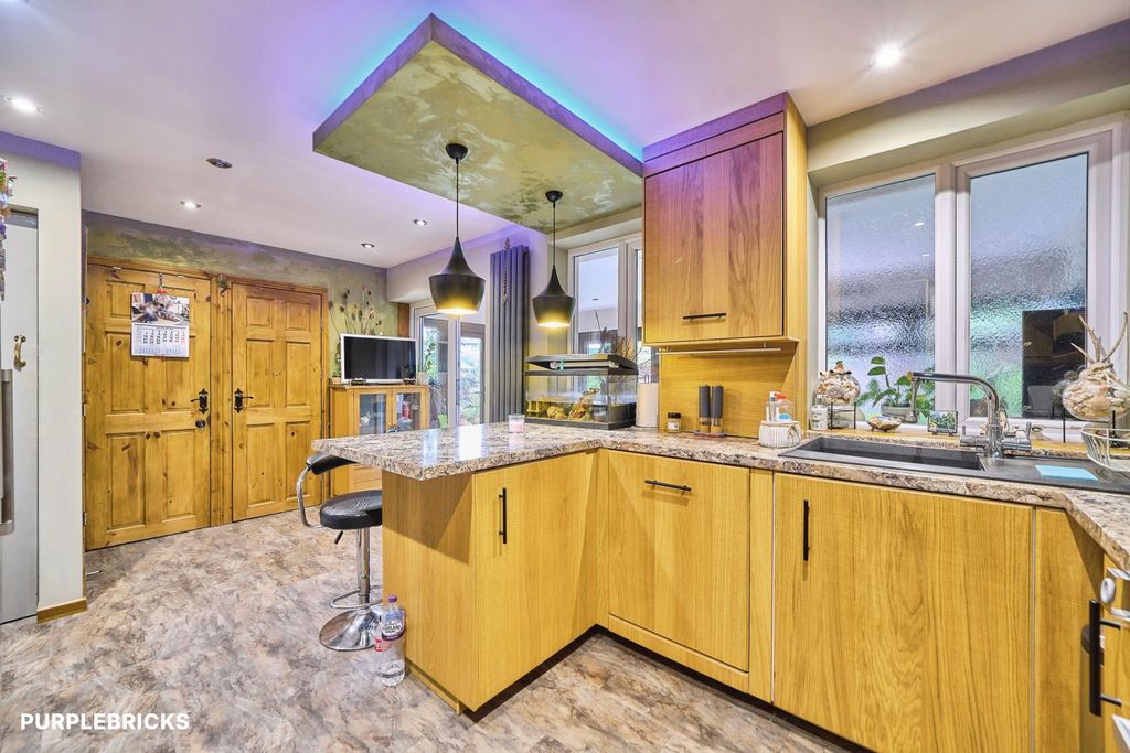 Property photo 2 of 33