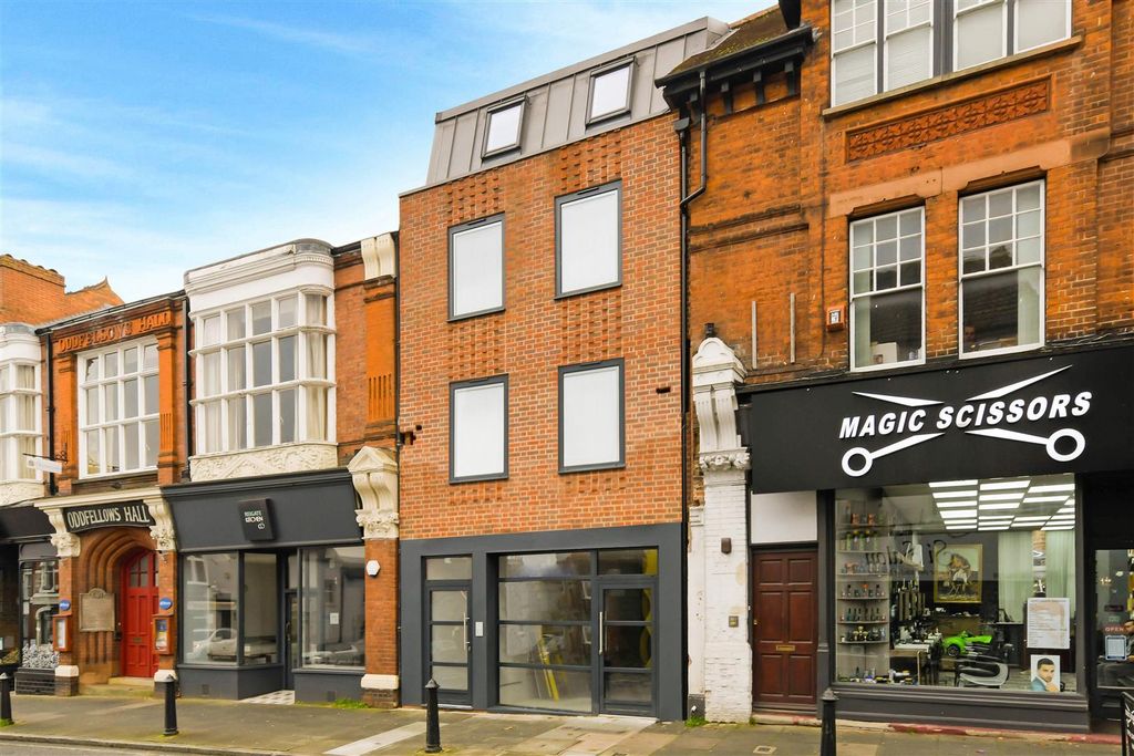 Property photo 1 of 24 Externals • High Street, 266 &amp; The Chines 10A-5_Cr