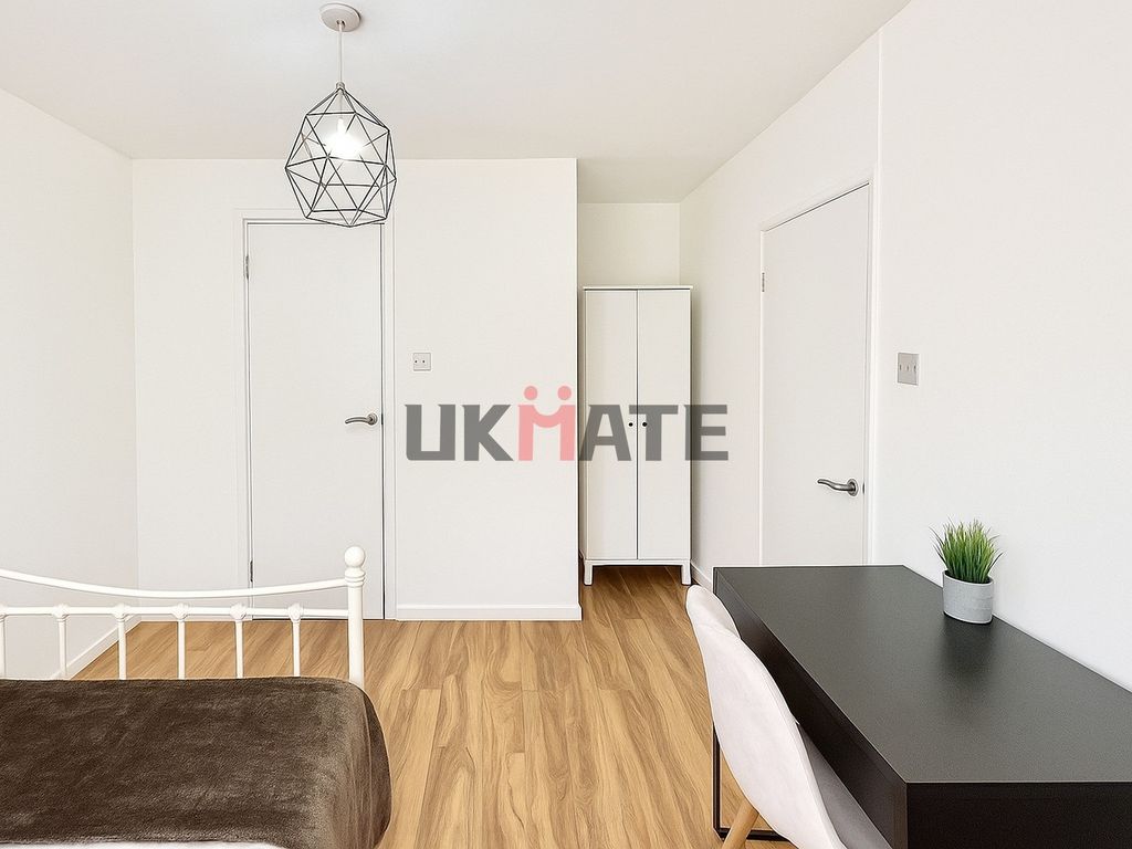 Property photo 1 of 20 A Bright And Neat Student Bedroom Featuring White ...