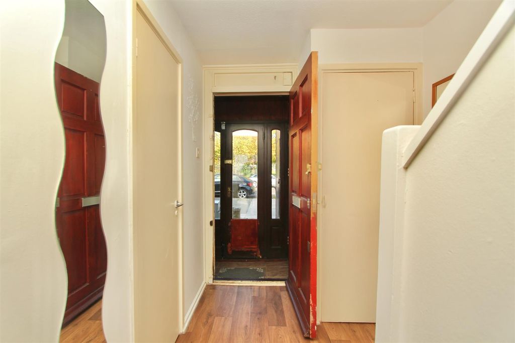 Property photo 2 of 18 White Hart Lane, N22