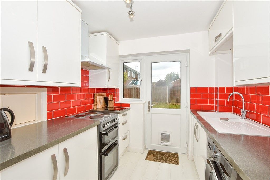 Property photo 3 of 10 Kitchen