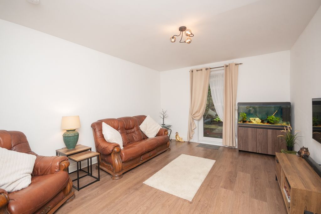 Property photo 2 of 15 Lounge