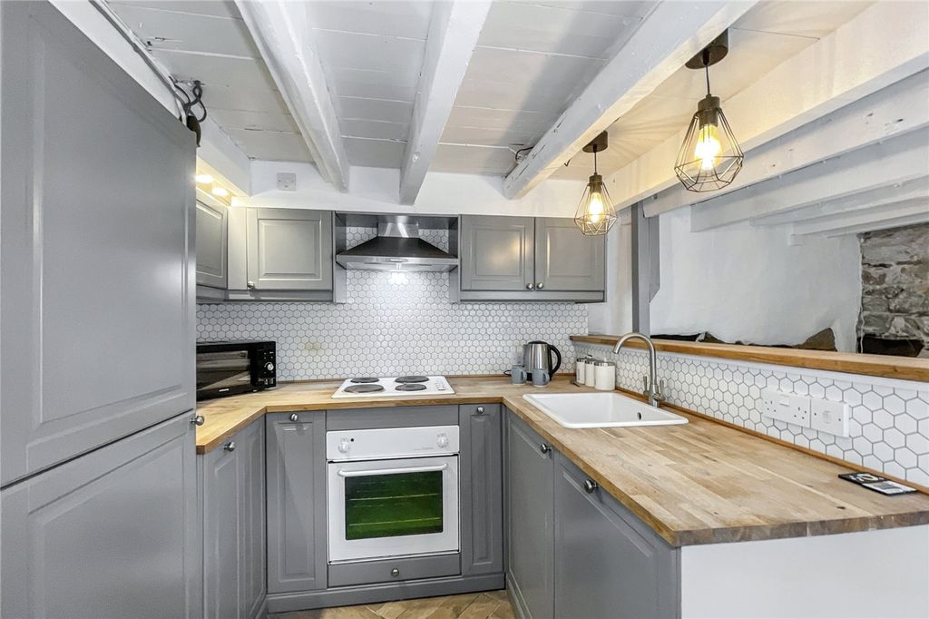 Property photo 2 of 11 Kitchen
