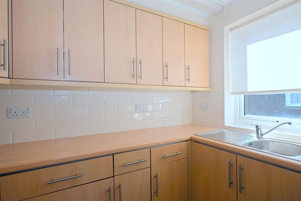 Property photo 3 of 11 Kitchen