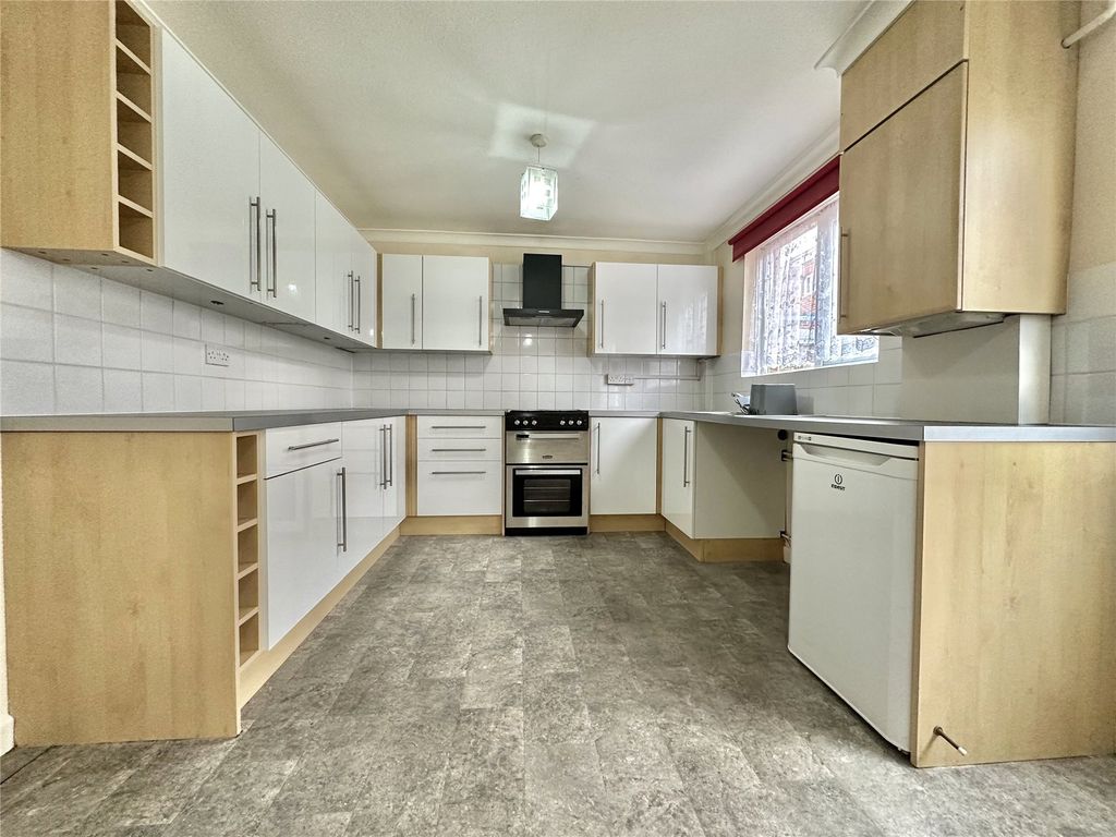 Property photo 2 of 11 Kitchen