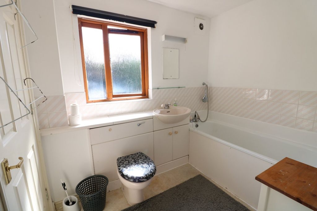 Property photo 3 of 6 Bathroom/Wc