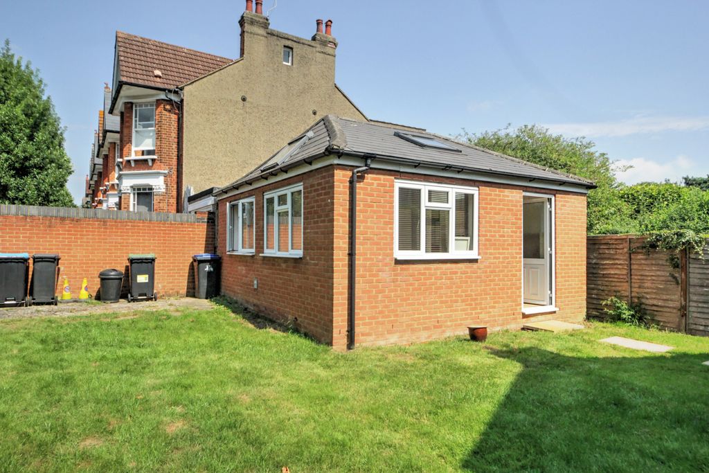 Property photo 1 of 5 Studio To Rent
