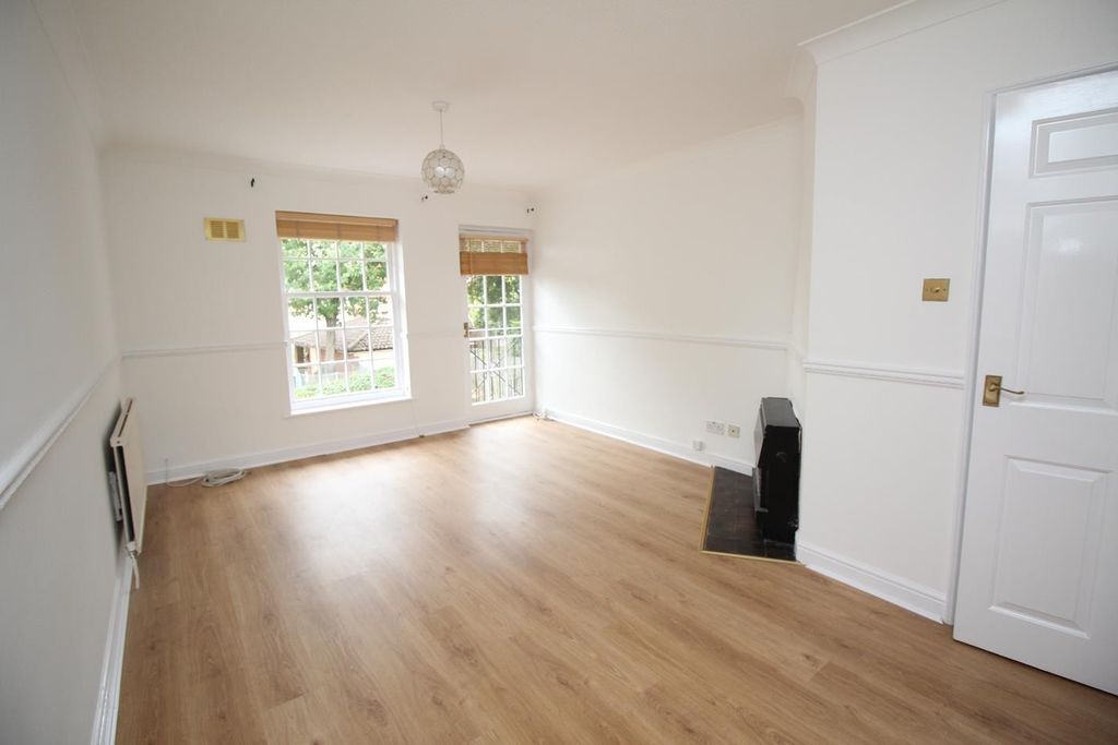 Property photo 3 of 6 Lounge