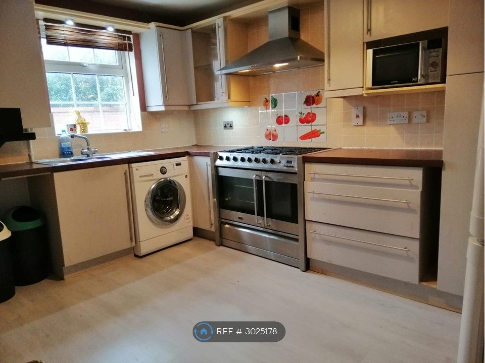 Property photo 3 of 9 Kitchen