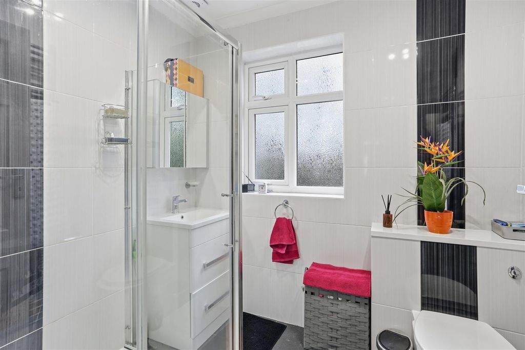 Property photo 3 of 19 1615784627 - 23 Lavender Rd, Carshalton, Sm5 - 8.J