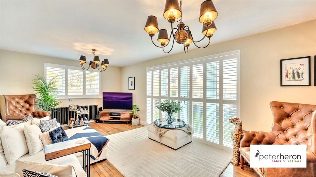 Property photo 3 of 23 Lounge