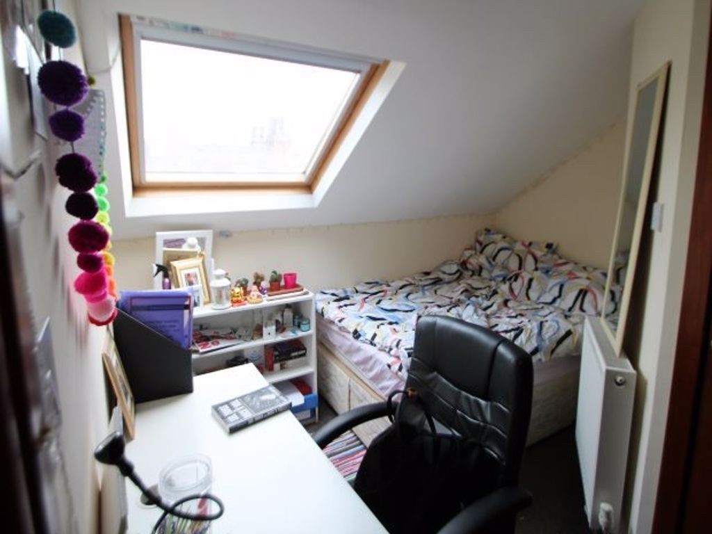 Property photo 3 of 23 A Bright And Inviting Bedroom Featuring A Double B...