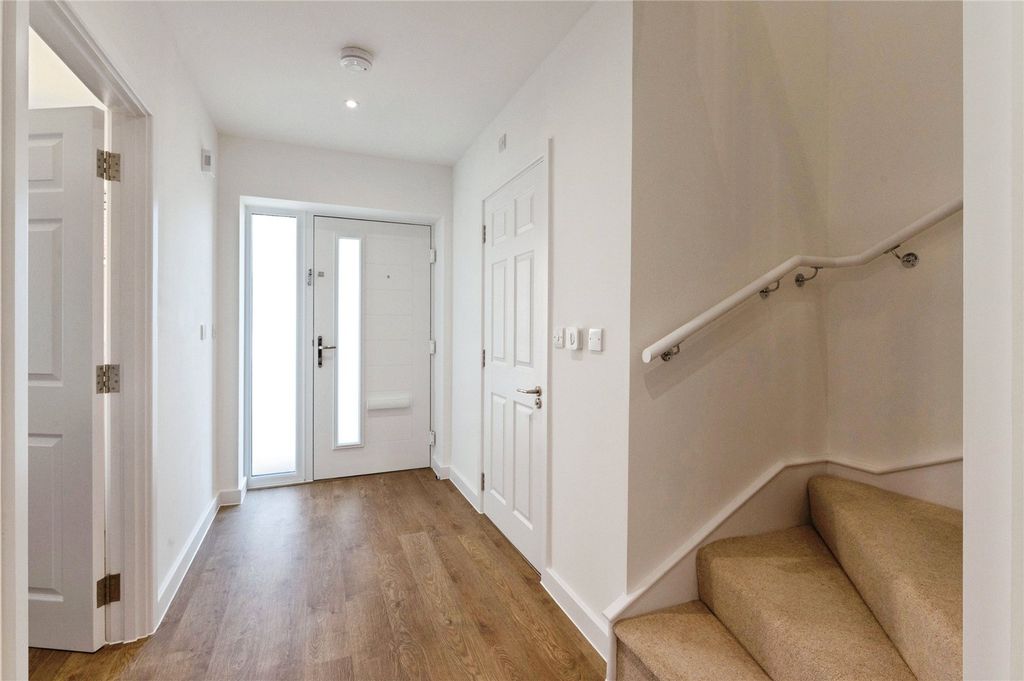 Property photo 3 of 19 Entrance Hallway