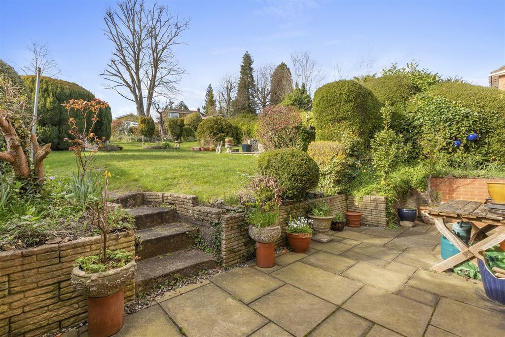 Property photo 3 of 16 37 Westover Rd, Hp13 5Hy-11.Jpg