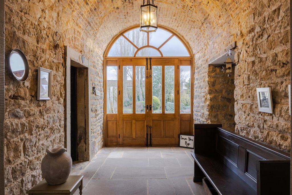 Property photo 2 of 30 Entrance Hall