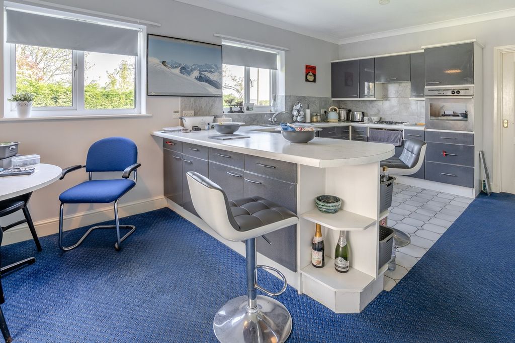 Property photo 3 of 27