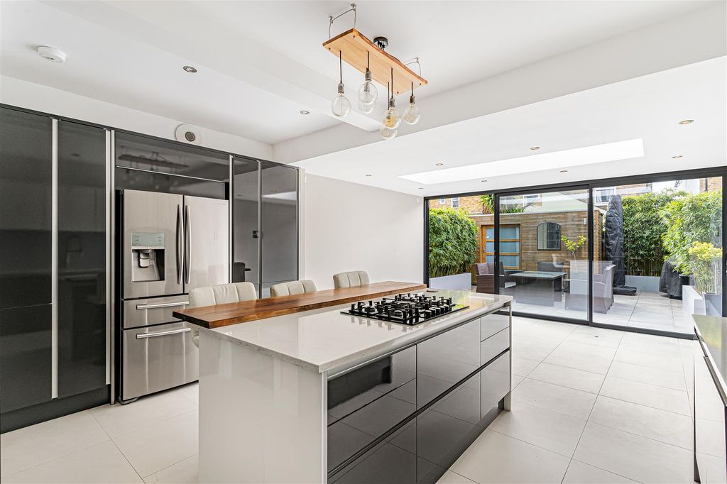 Property photo 2 of 28