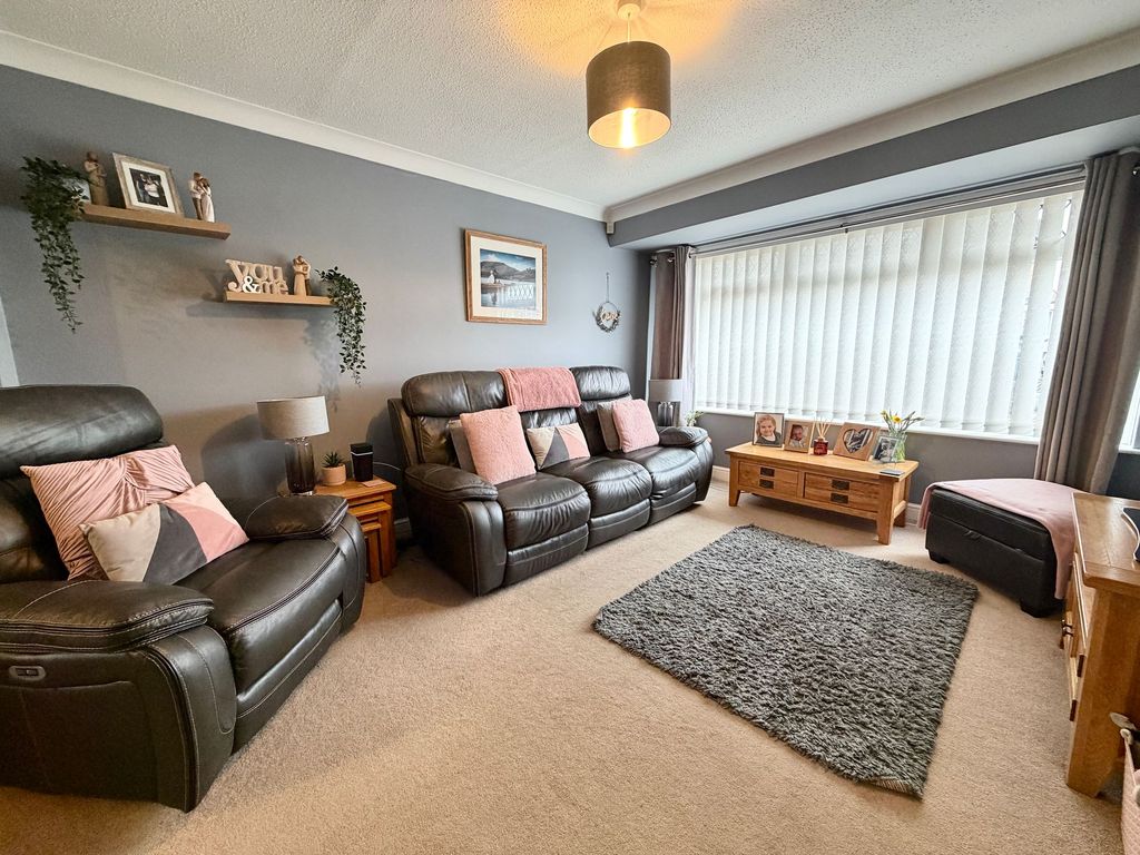 Property photo 2 of 16 Lounge