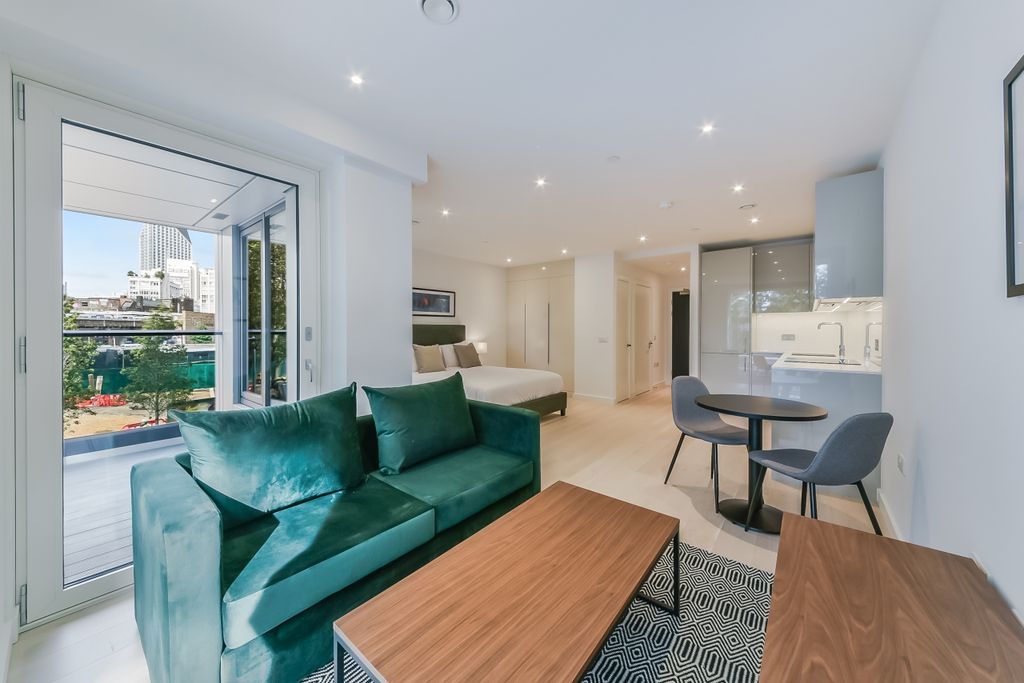 Property photo 2 of 18 Living Area - Hurloc