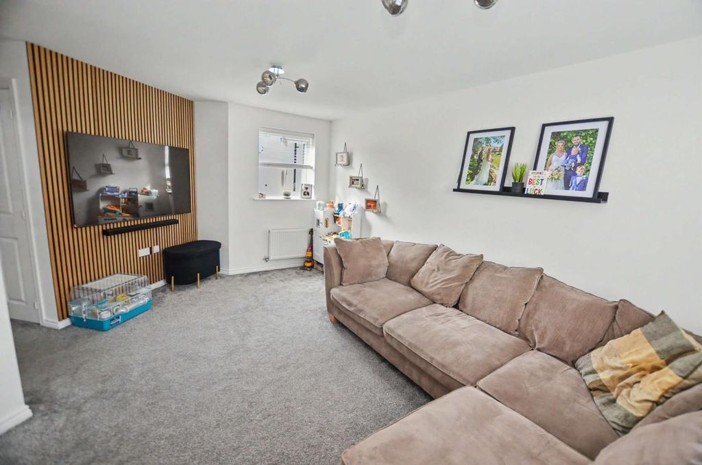 Property photo 3 of 17 Lounge