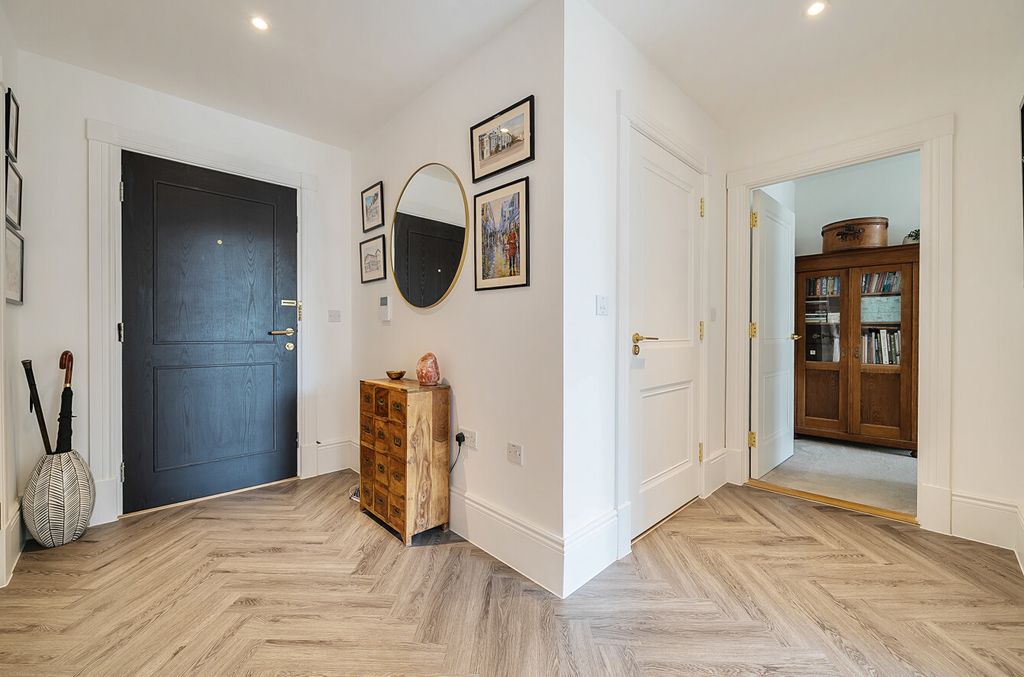 Property photo 2 of 16 1335595-10-689348...
