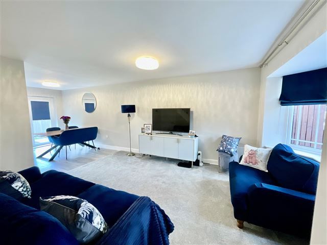 Property photo 3 of 19 Lounge