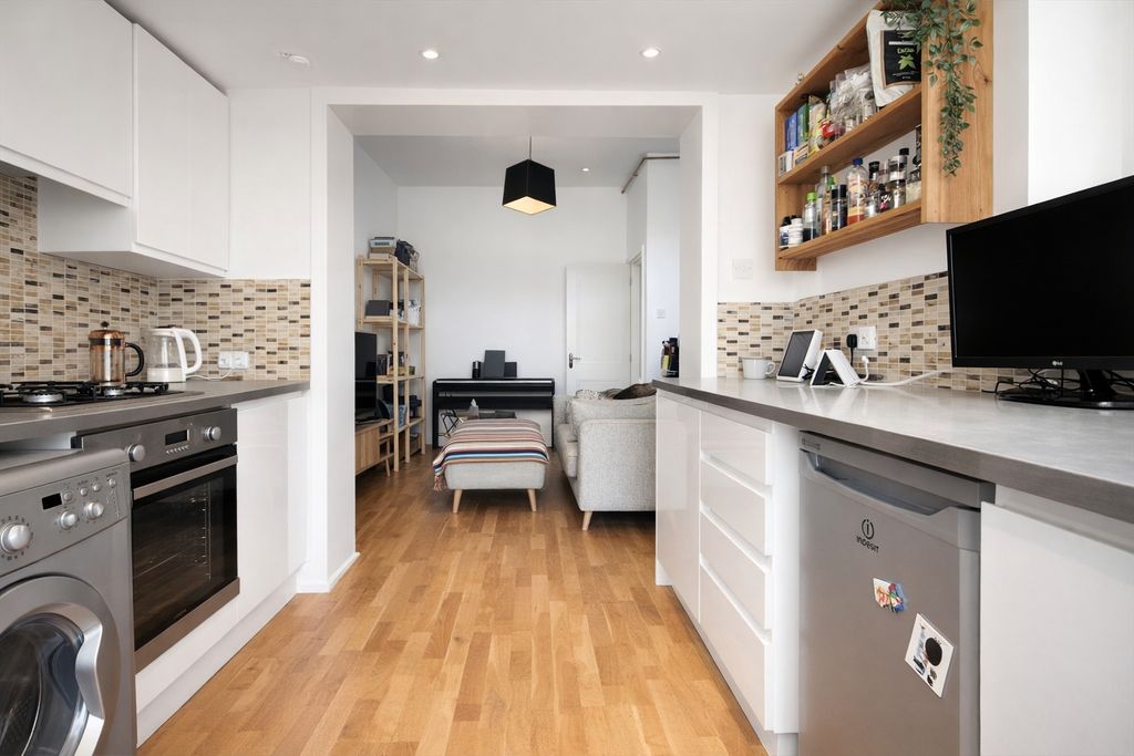 Property photo 3 of 6 Kitchen