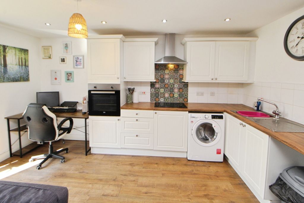 Property photo 2 of 11 Pbox-Img.Jpg