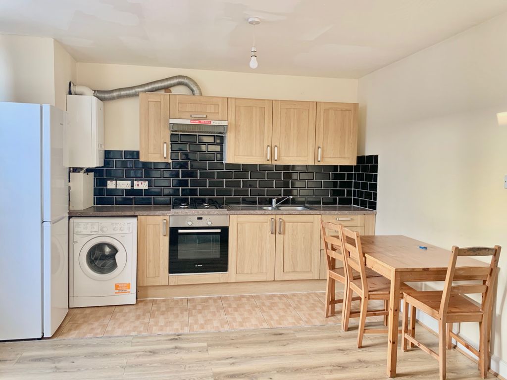 Property photo 1 of 8 2 Bed Flat For Rent - Lucien Road, Tooting, London, Sw17