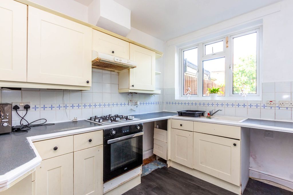 Property photo 2 of 10 Kitchen