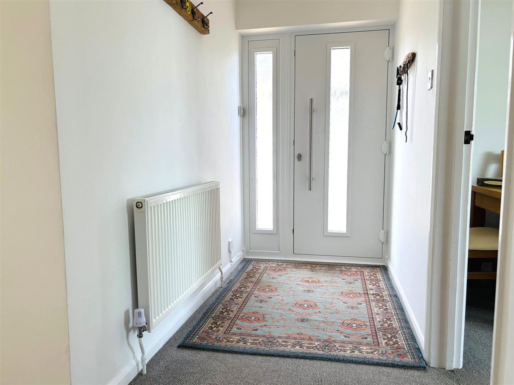 Property photo 2 of 33 4323 Entrancehall.Jpeg