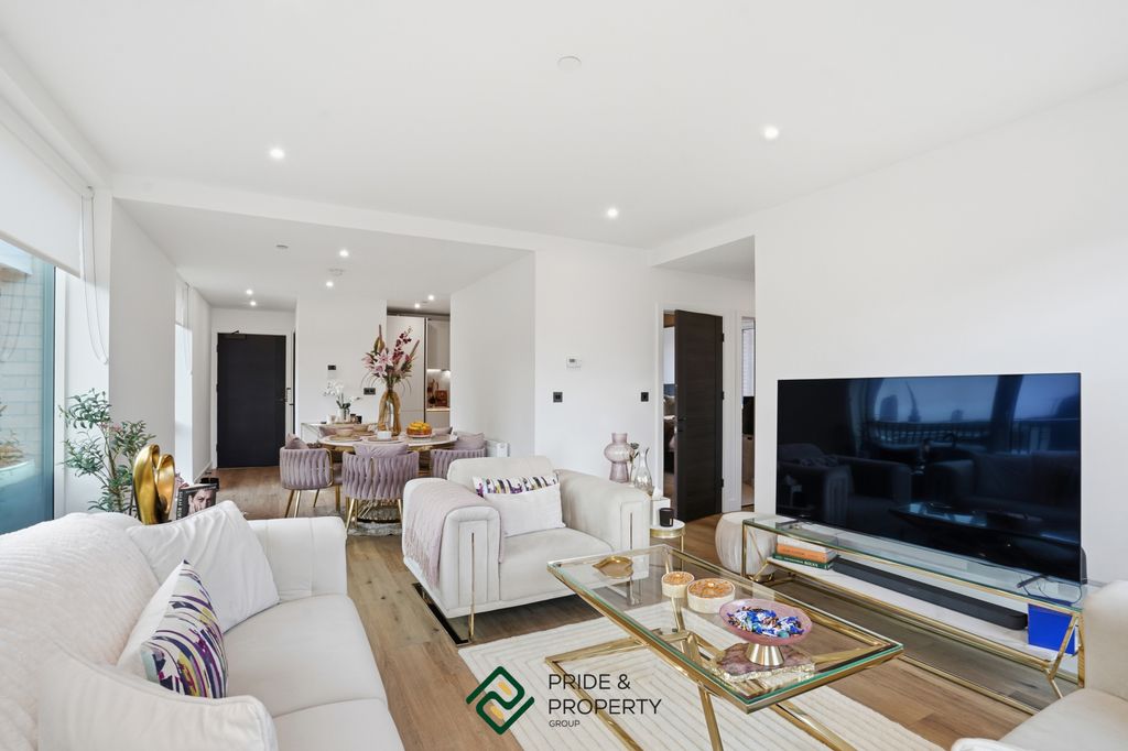 Property photo 3 of 39 Living / Dining