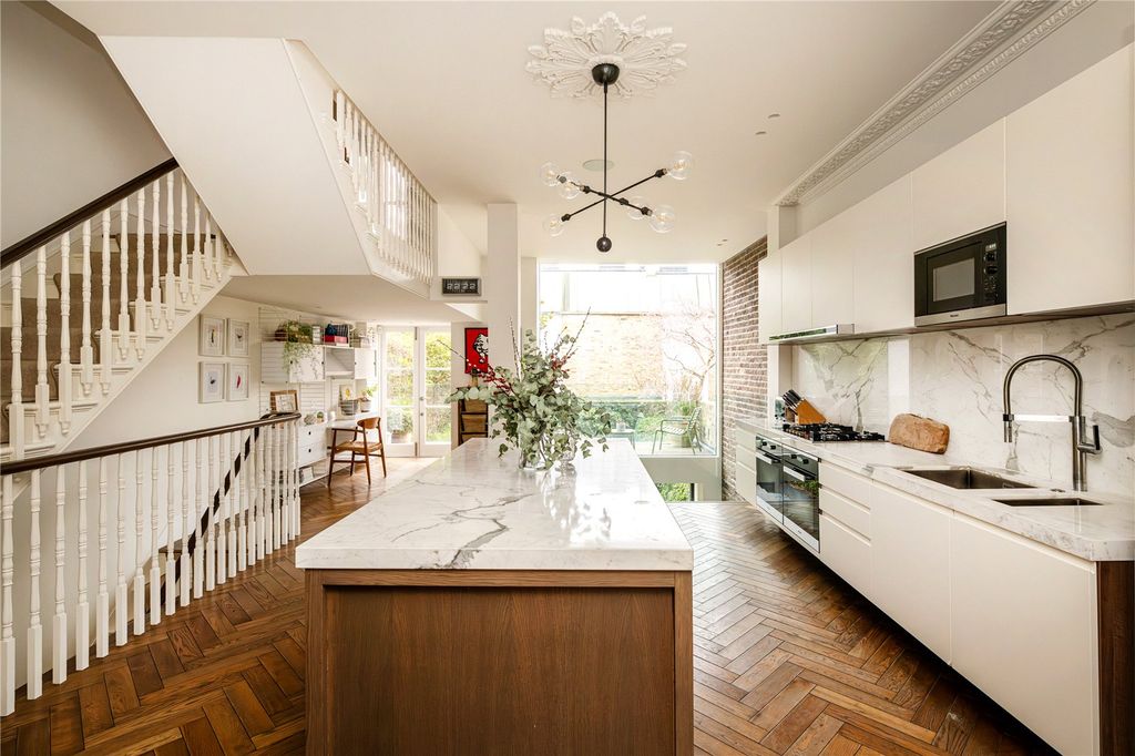 Property photo 2 of 19 Kitchen