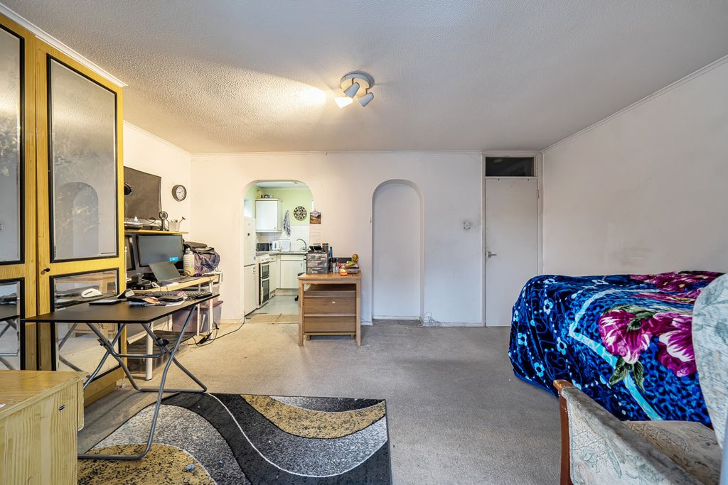 Property photo 3 of 15 1416928-10-699719...