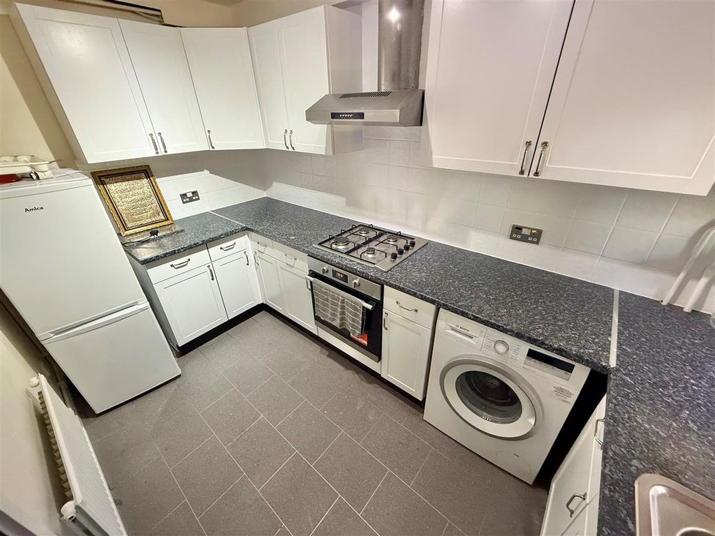 Property photo 2 of 6 Kitchen