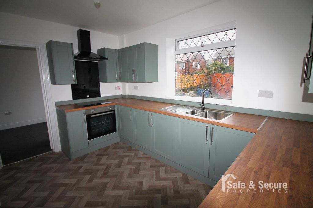 Property photo 2 of 16 Kitchen (1)