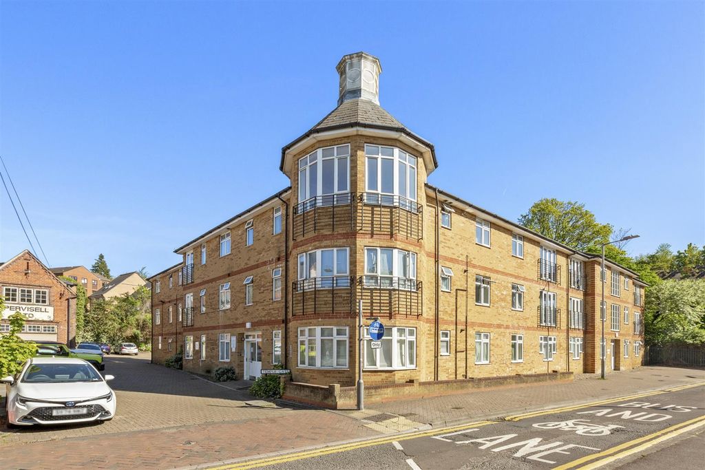 Property photo 1 of 14 10 Temple Gate, Temple End, Hp13 5Dy-13.Jpg