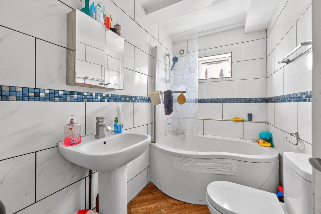 Property photo 3 of 11 Bathroom