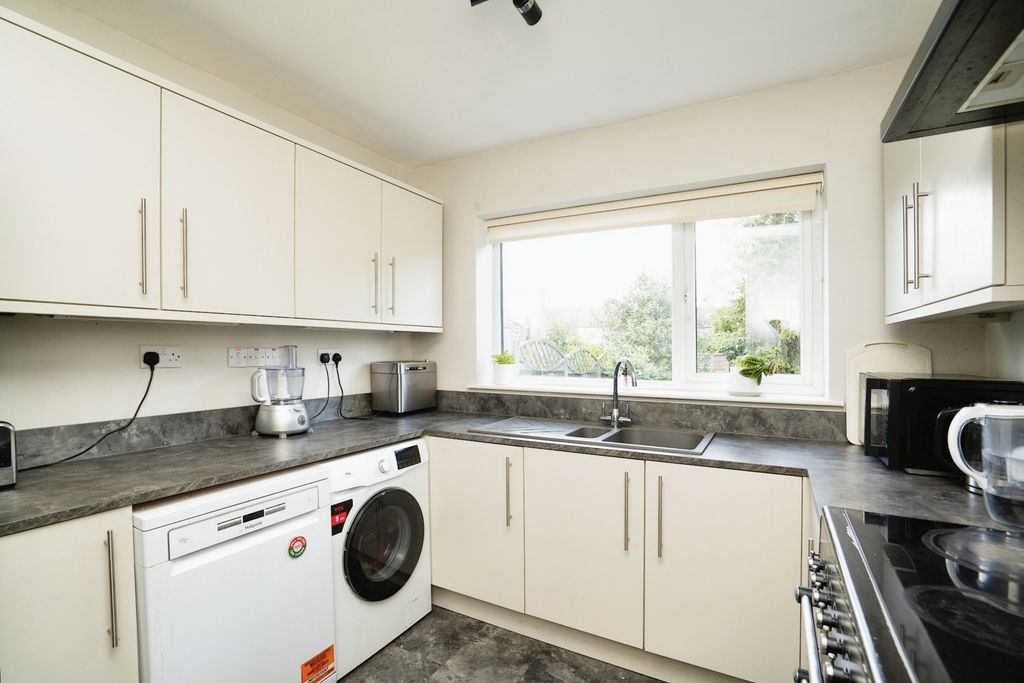 Property photo 3 of 11 Kitchen