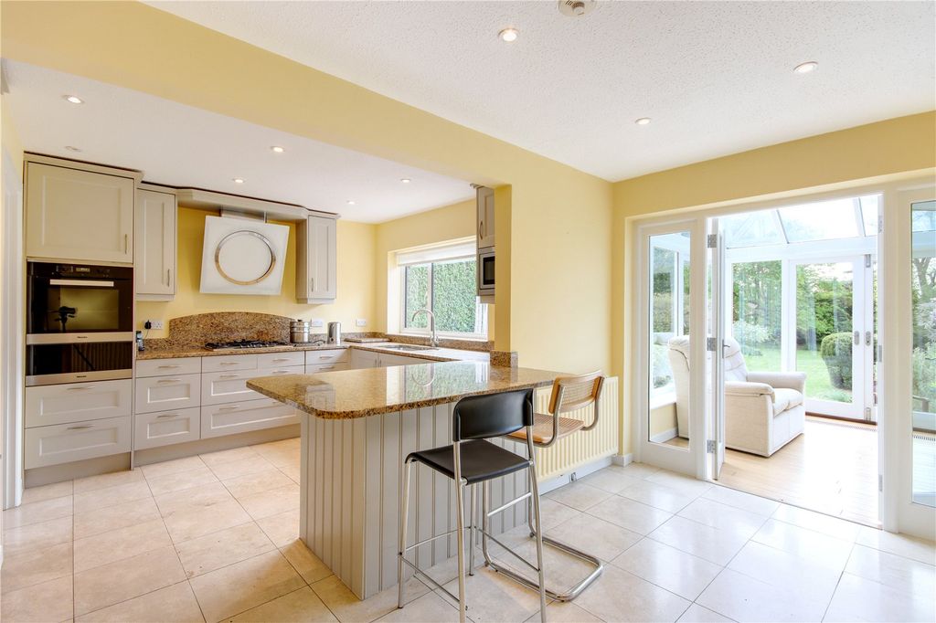 Property photo 2 of 19 Kitchen/Breakfast
