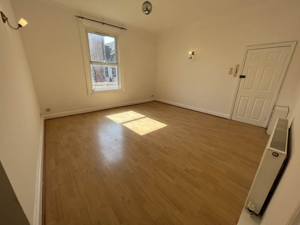 Property photo 3 of 10 Lounge
