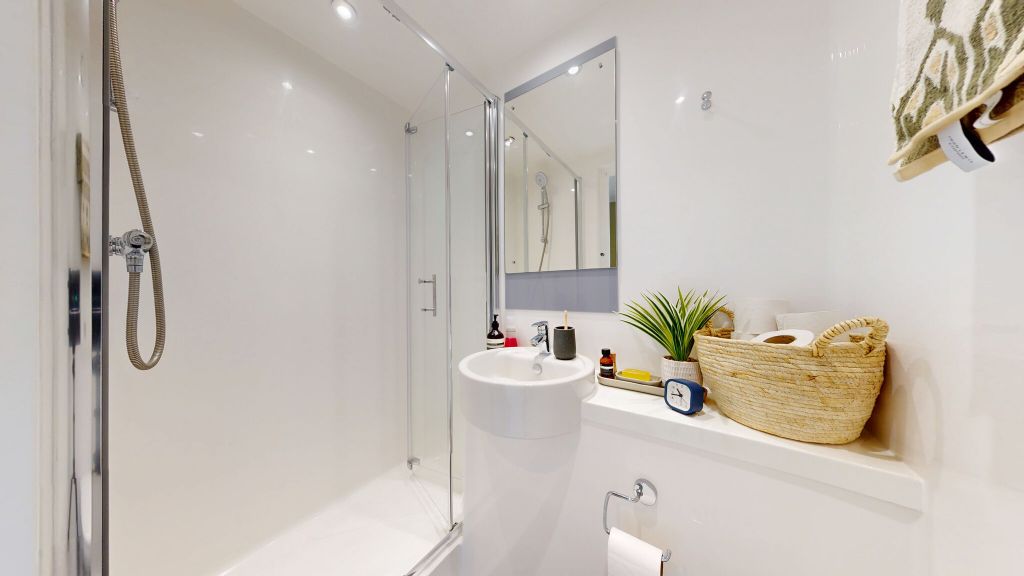 Property photo 2 of 23 Bathroom