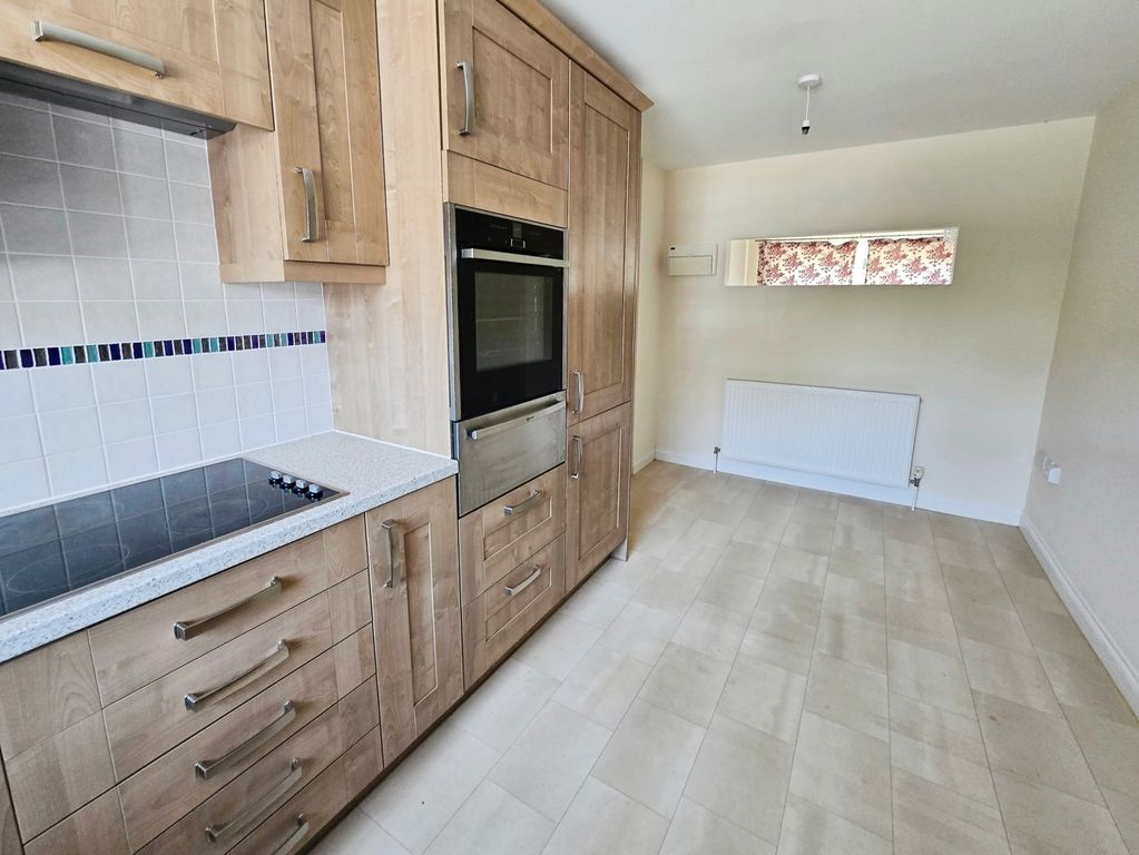 Property photo 3 of 12 Kitchen