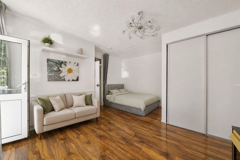 Property photo 1 of 10 Neckinger Estate