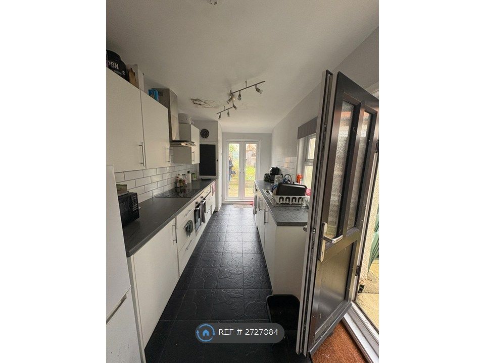 Property photo 3 of 9 Kitchen