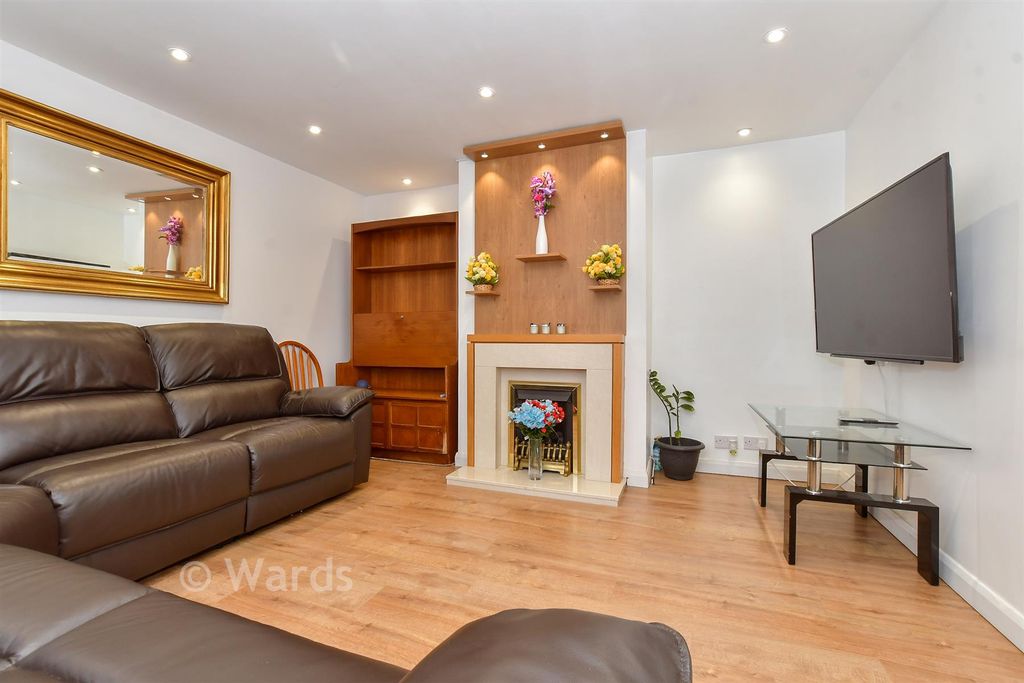Property photo 3 of 15 Lounge