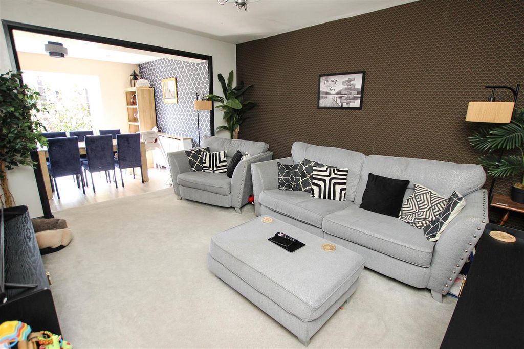 Property photo 3 of 17 Lounge