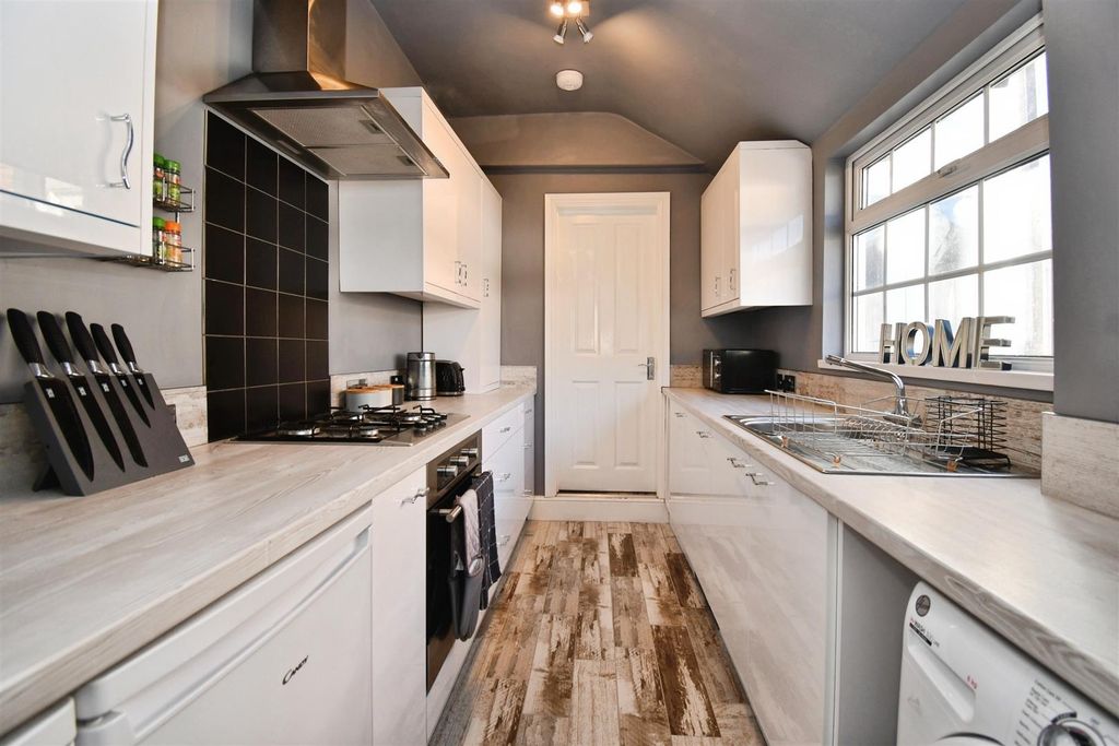 Property photo 3 of 14 Kitchen